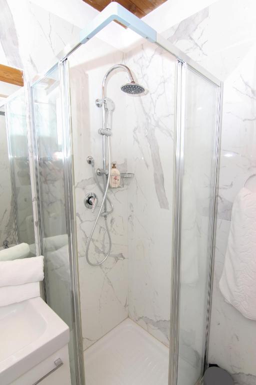 A bathroom at La Sirena a Mergellina