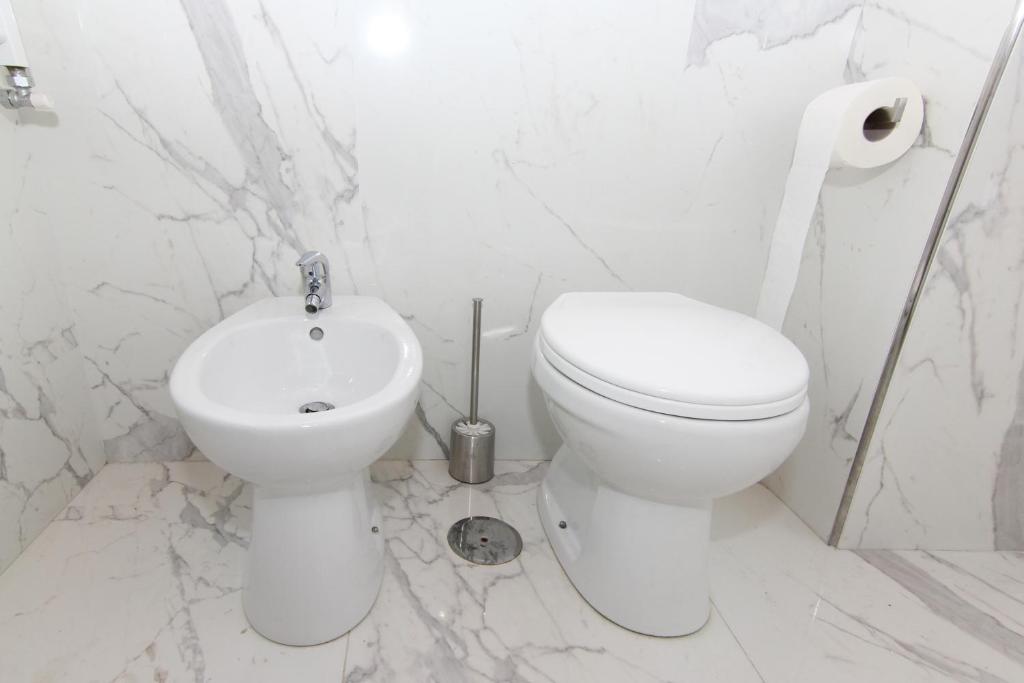 A bathroom at La Sirena a Mergellina