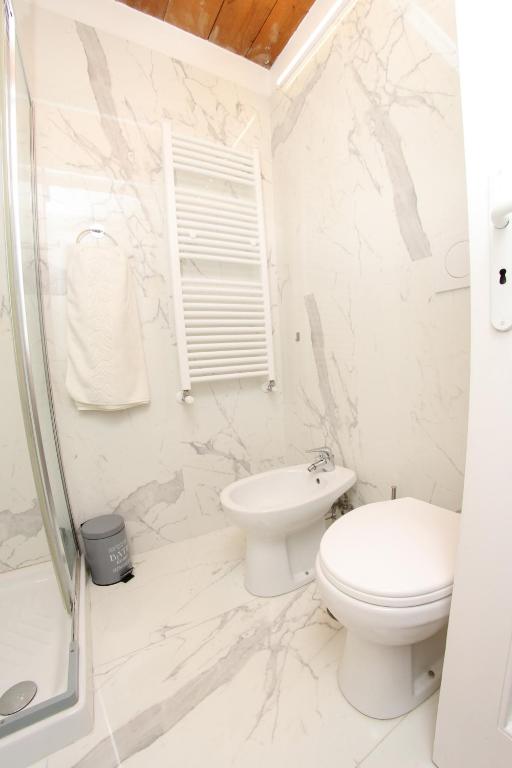 A bathroom at La Sirena a Mergellina