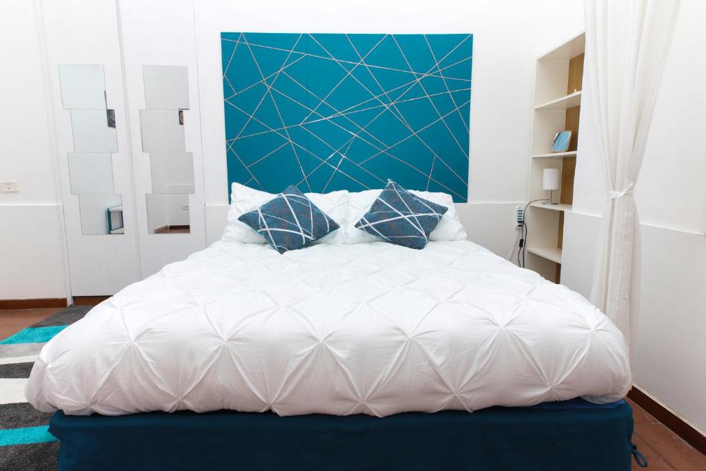A bed or beds in a room at La Sirena a Mergellina