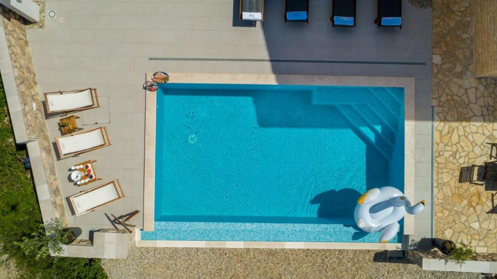 Bazén v ubytování Luxury Villa Allen with Pool nebo v jeho okolí