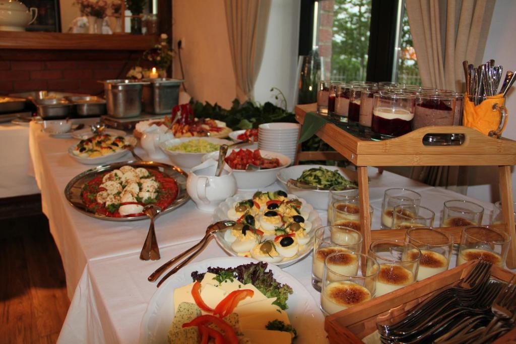 una mesa con muchos platos de comida. en Berghäusel, en Löbau