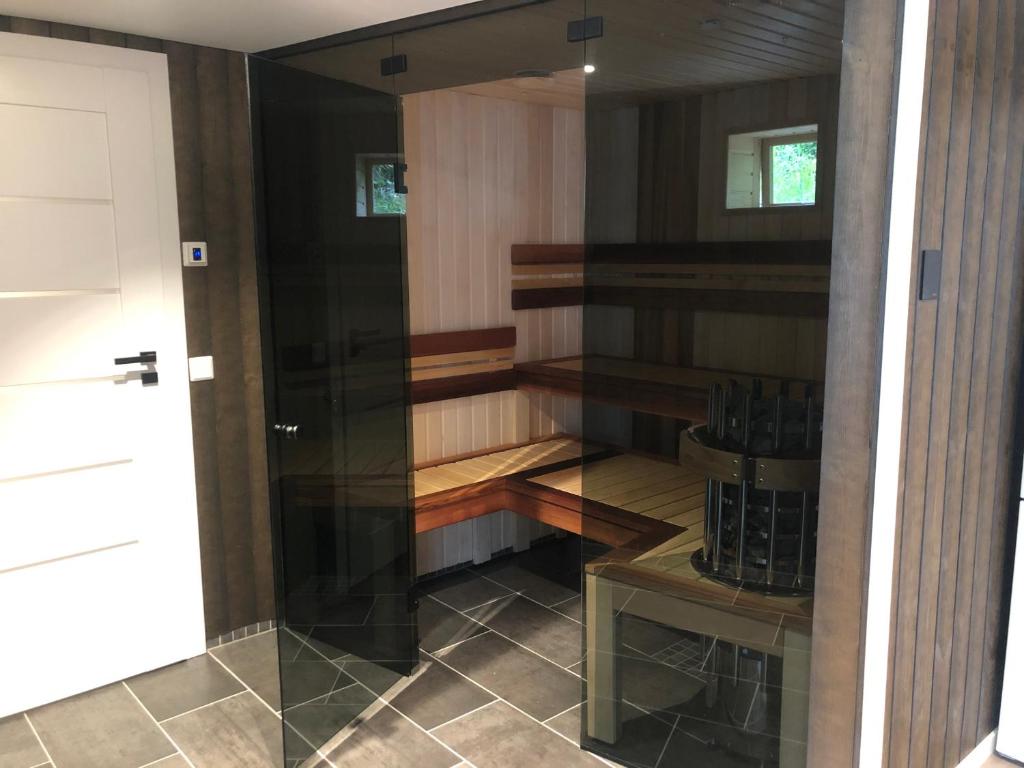 uma porta de vidro para uma adega numa casa em Jolster sauna apartments em Skei