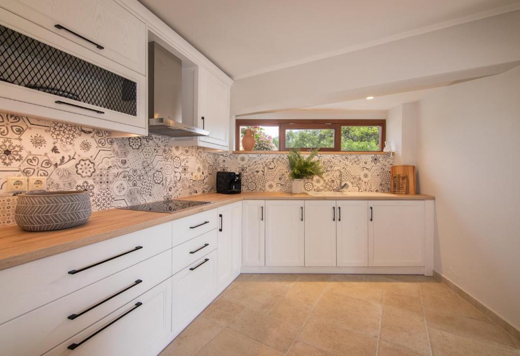 A kitchen or kitchenette at Dimoulias House