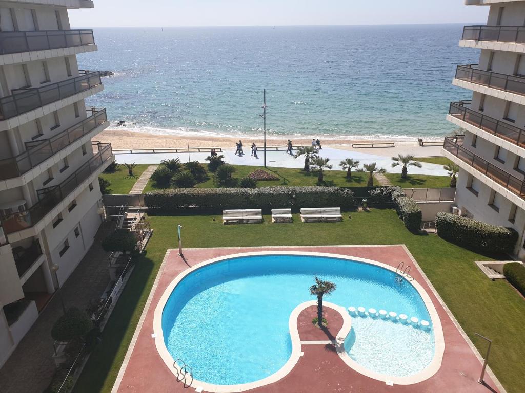 Elle offre une vue sur la piscine et l'océan. dans l'établissement Apartamento en primera linea de mar - Sant Antoni de Calonge, à Calonge