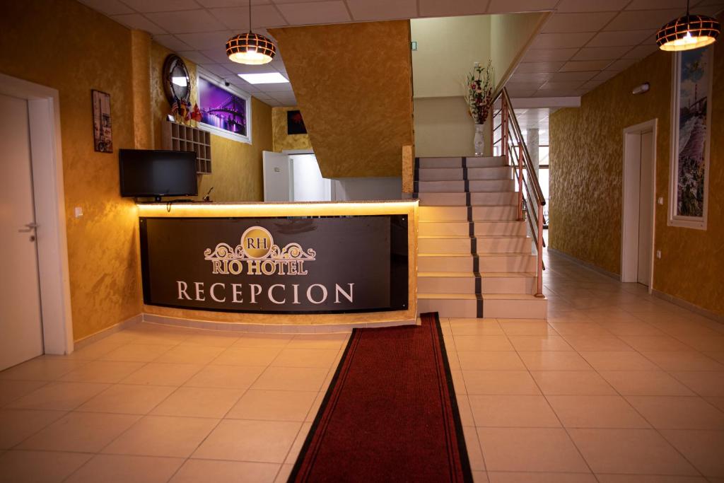 een bord voor een hotelreceptie in de gang bij Rio Hotel in Prizren