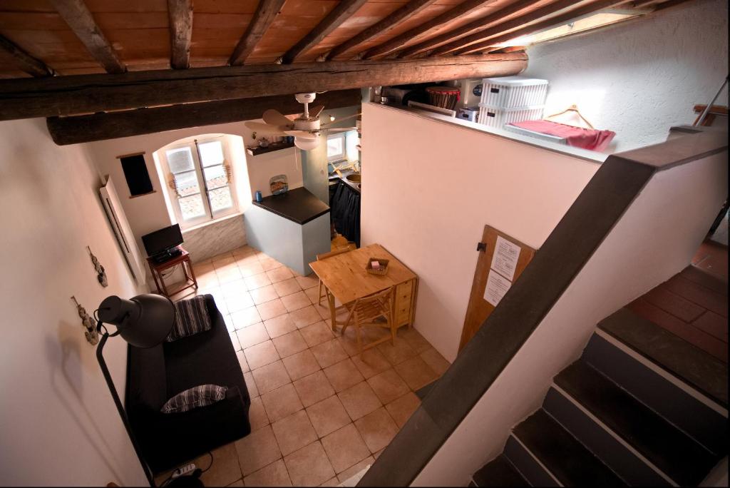 an overhead view of a kitchen and a living room at Borgo Antico - La Mansarde in Tellaro