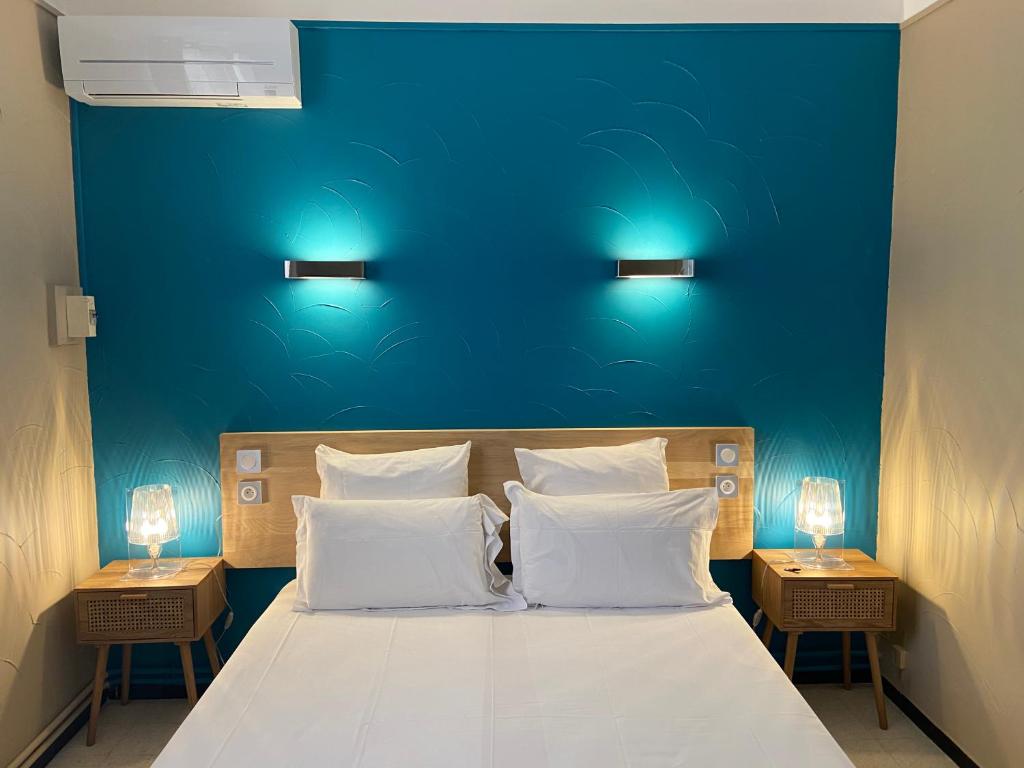 Postel nebo postele na pokoji v ubytování Hôtel Neptune