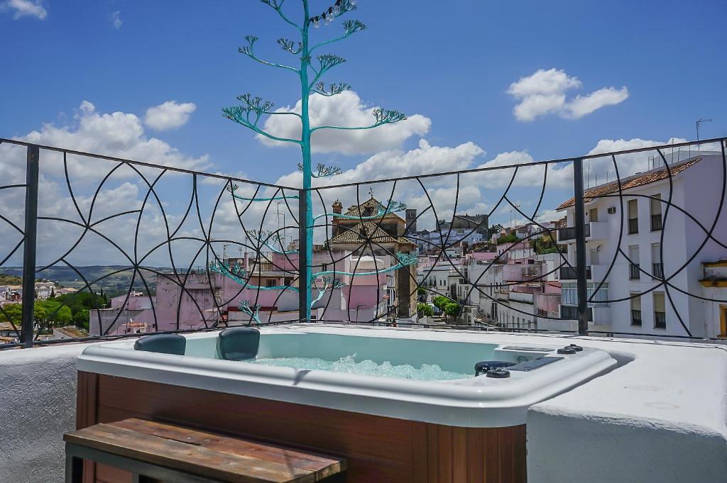 bañera en la parte superior de un balcón en Hotel Posada de las Cuevas, en Arcos de la Frontera