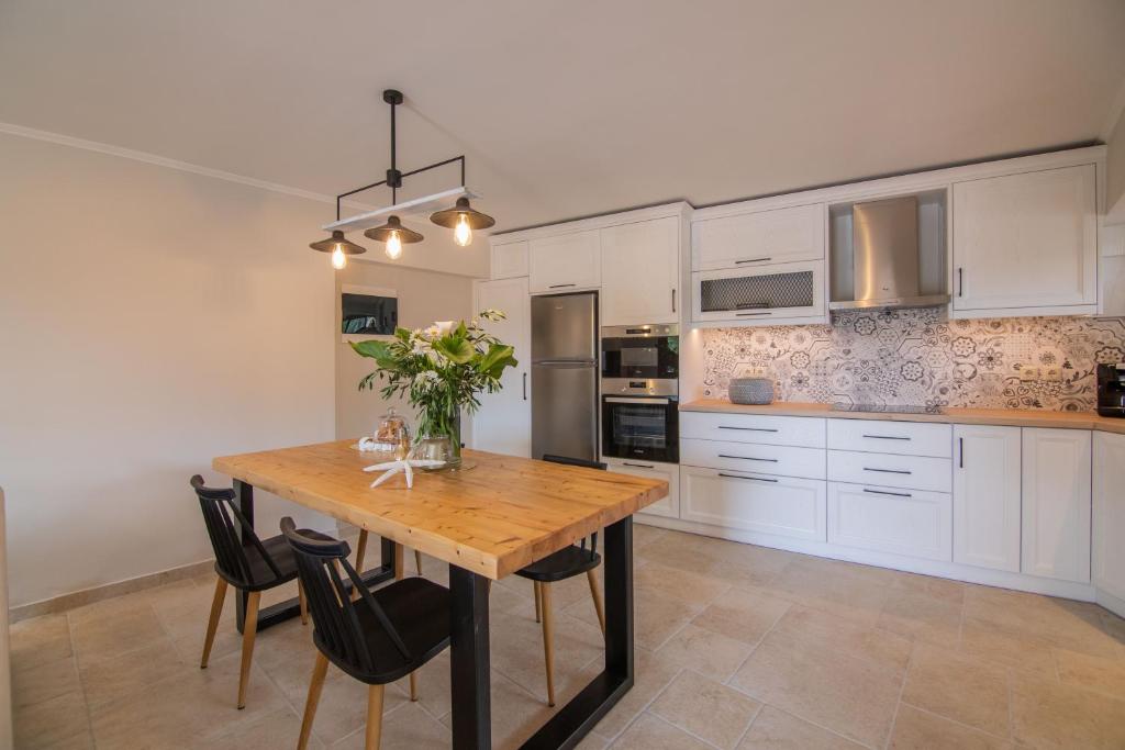 A kitchen or kitchenette at Dimoulias House