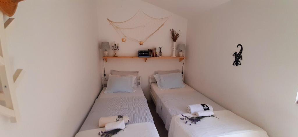 Tempat tidur dalam kamar di Lavandula
