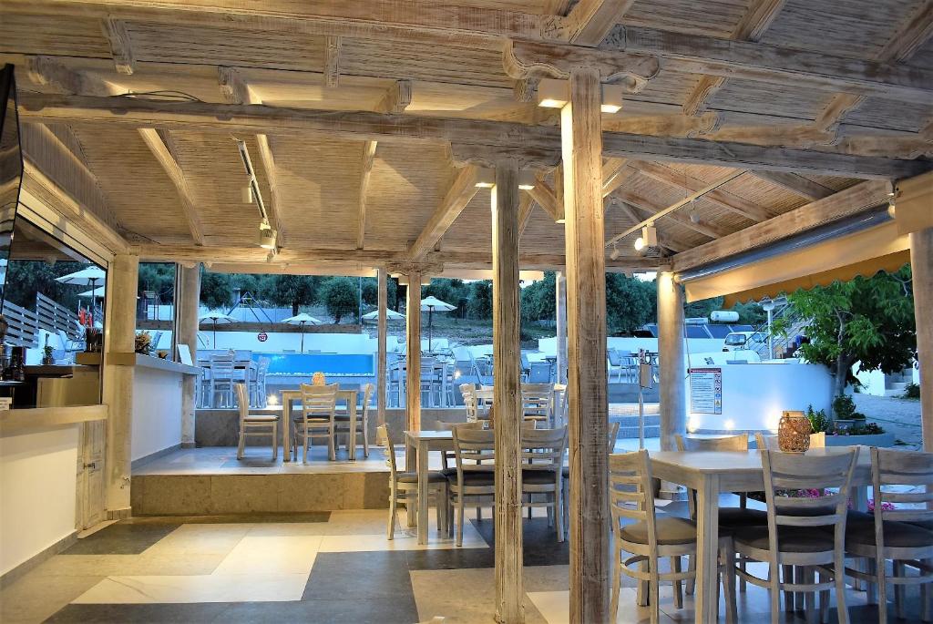 A restaurant or other place to eat at Studios Apartments Irini Patira
