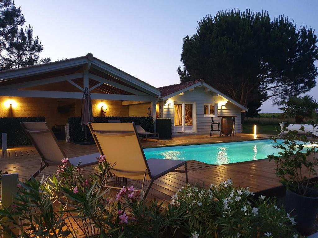 una casa con piscina en el patio en Gîte Les Pins Perdus, en Saint-Ciers-dʼAbzac