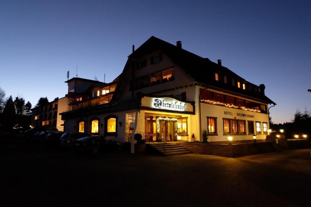 un edificio con una tienda delante de él por la noche en Ferienwohnung im Schwarzwald Oberwiesenhof, en Seewald