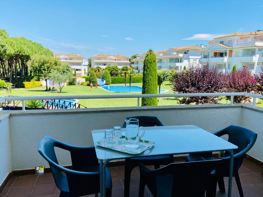 The swimming pool at or close to Apartamentos Plus Costa Brava Pals
