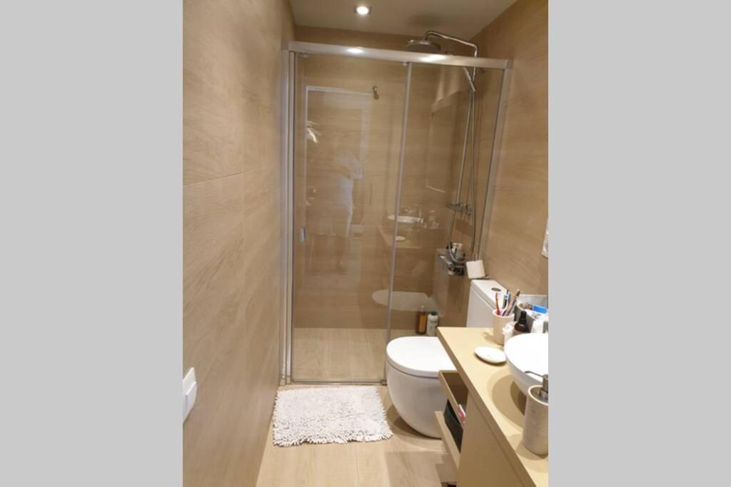 Kúpeľňa v ubytovaní APARTAMENTO 1ª LINEA DE MAR CAMBRILS VILAFORTUNY