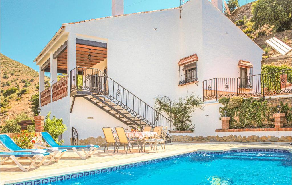 エル・チョロにあるGorgeous Home In Alora-el Chorro With Outdoor Swimming Poolのヴィラ(家の前にスイミングプール付)