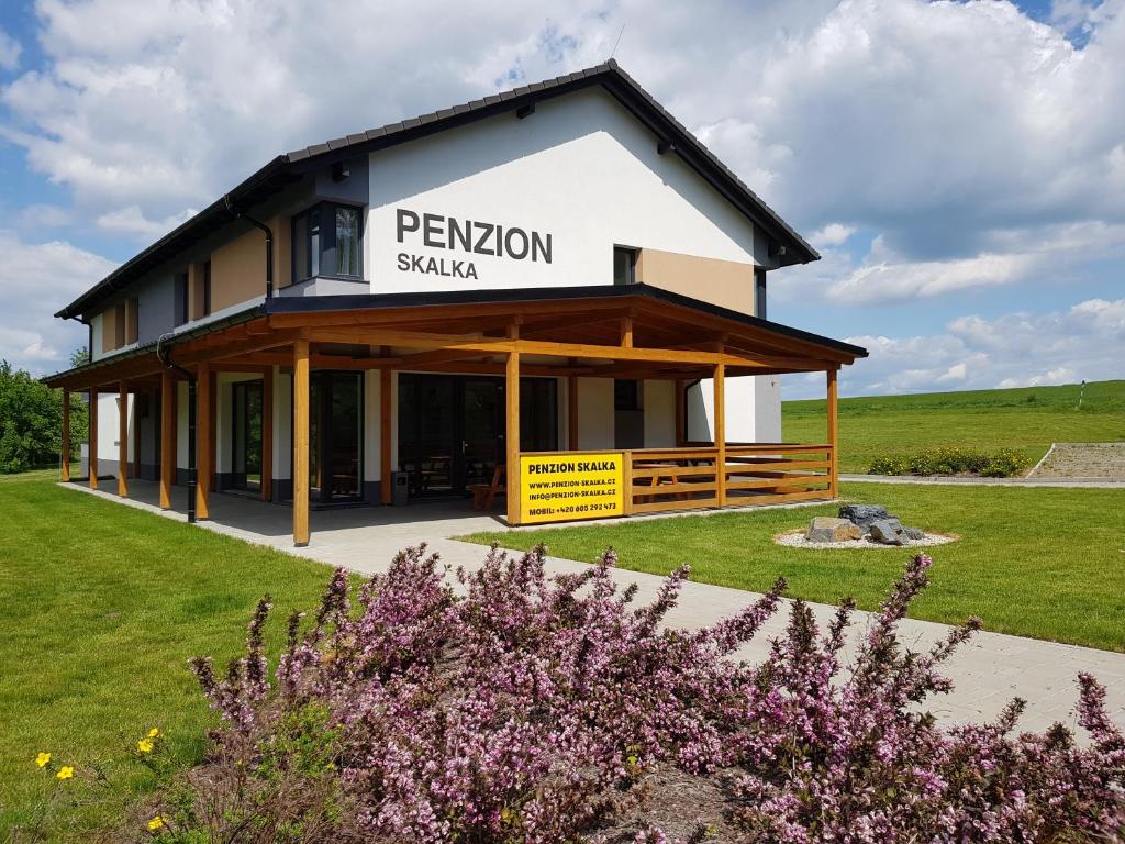 un edificio con un letrero que lee el pabellón Saka en Penzion Skalka en Skalka