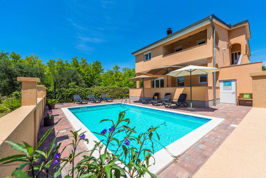 Bazén v ubytování Nelly Apartments nebo v jeho okolí