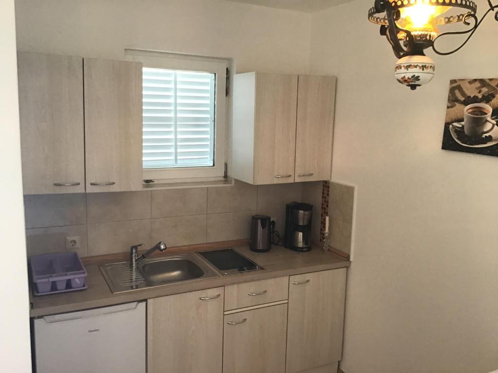 Kuchyňa alebo kuchynka v ubytovaní Apartmani Misic