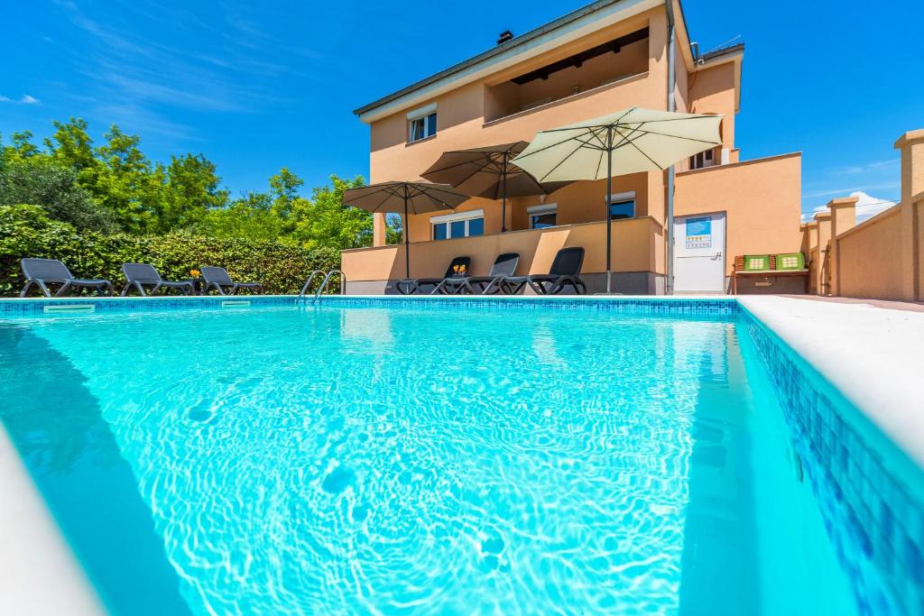 Bazén v ubytování Nelly Apartments nebo v jeho okolí