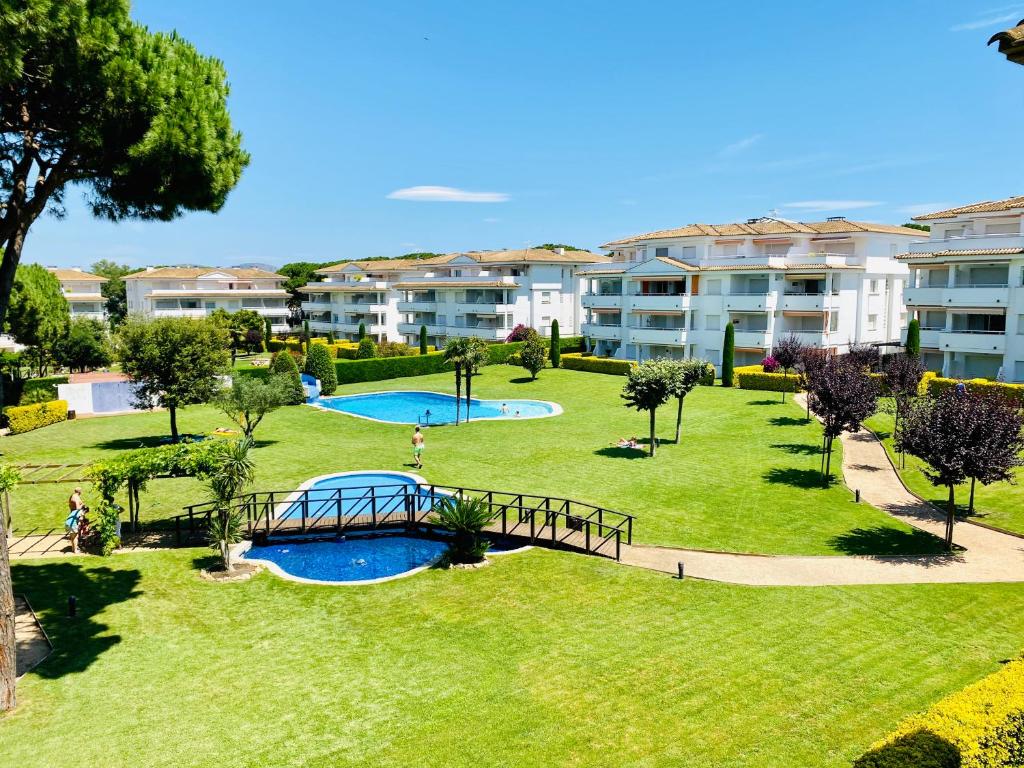 The swimming pool at or close to Apartamentos Plus Costa Brava Pals