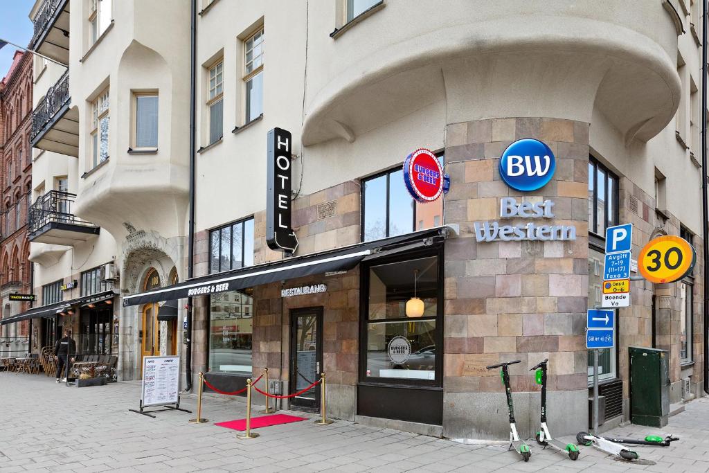 ein Geschäft vor einem Gebäude in einer Stadtstraße in der Unterkunft Best Western Hotel at 108 in Stockholm