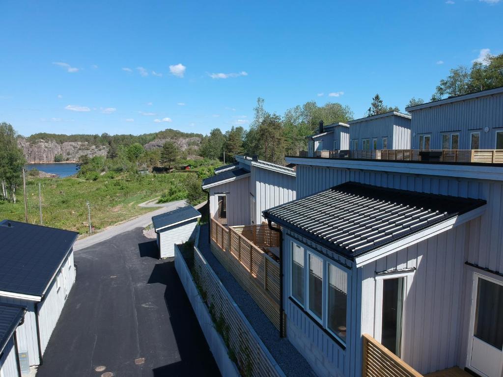 Vista árida de una fila de casas con una calle en Hällestrand Village en Strömstad