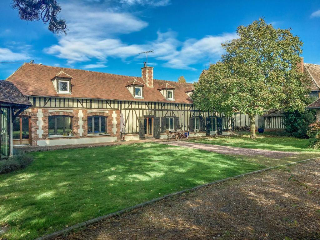 una vista exterior de una casa grande con patio en Détente à la compagne piscine chauffée billard et baby foot en Caugé