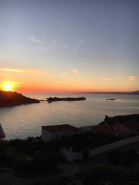 zachód słońca nad wodą i zachodem słońca w obiekcie Tramonto sul mare w mieście Santa Teresa Gallura