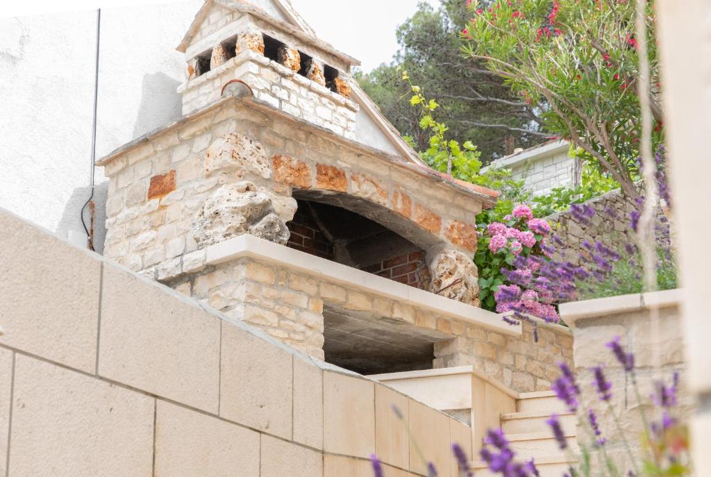 a brick oven on the side of a building at Apartman Ružica in Pučišća