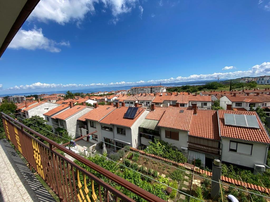uma vista para a cidade a partir de uma varanda em Sobe Kaki in kivi em Izola