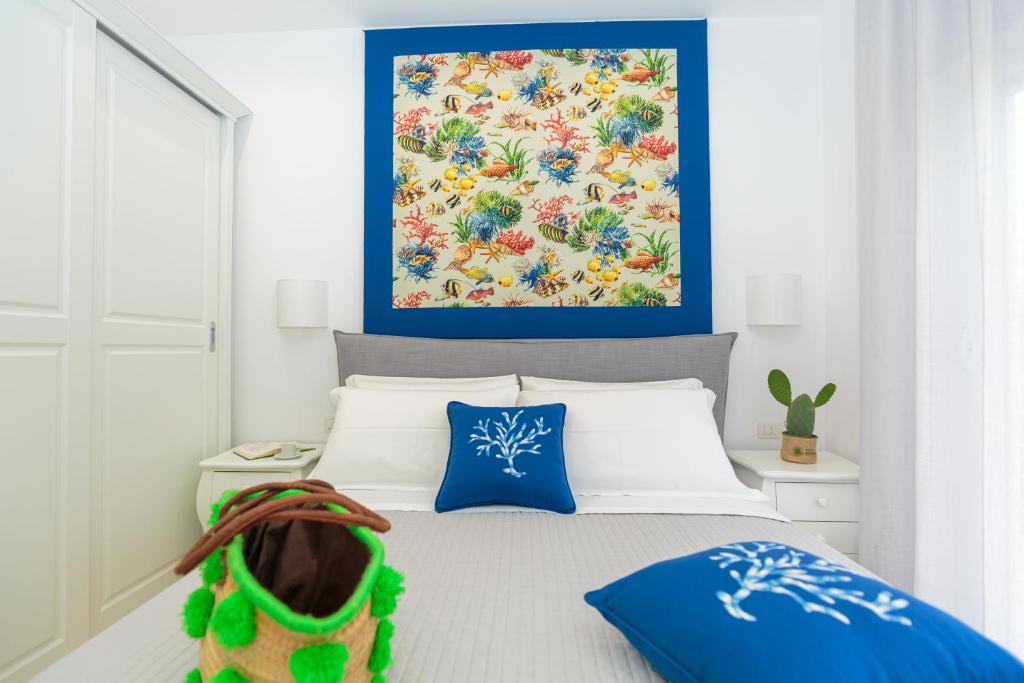 a bedroom with a bed with a painting on the wall at Holiday House Solemare in Orikum