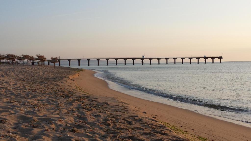 ชายหาดของหมู่บ้านพักตากอากาศหรือชายหาดที่อยู่ใกล้ ๆ