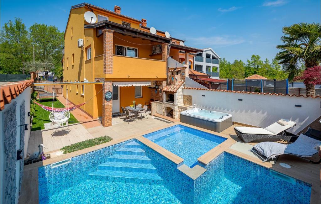 una piscina frente a una casa en Gorgeous Apartment In Baderna With Jacuzzi, en Baderna