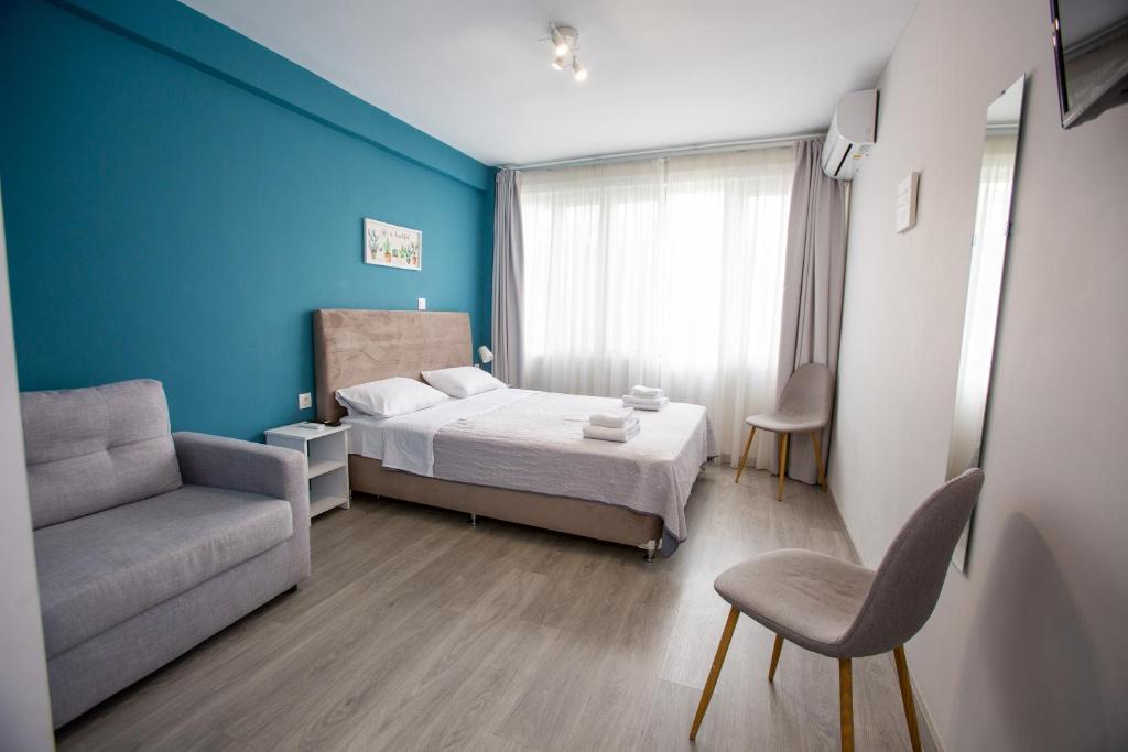 Un pat sau paturi într-o cameră la Raise Boutique Rooms in the Center of Athens