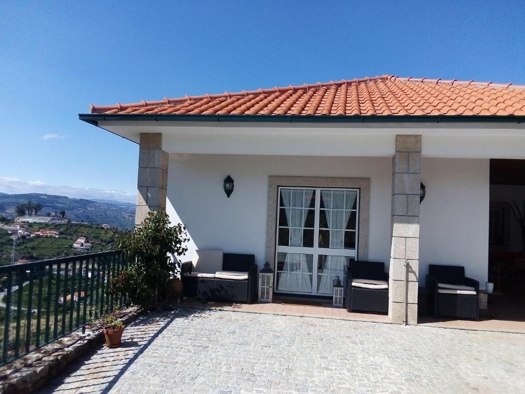een huis met een balkon met uitzicht bij Quinta de Penelas in Lamego