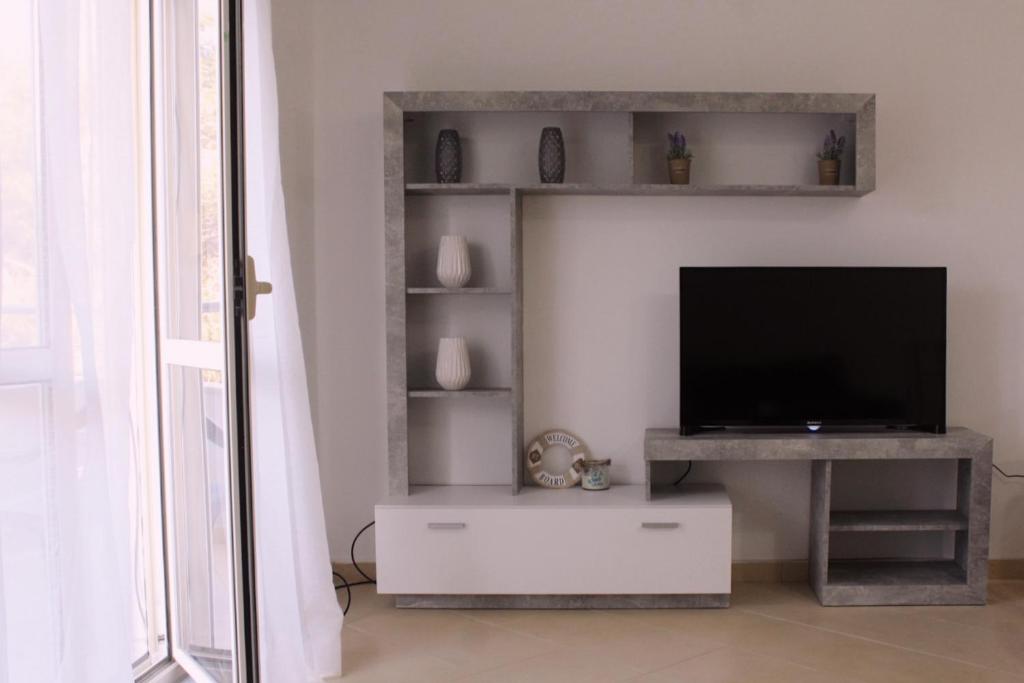 Μια τηλεόραση ή/και κέντρο ψυχαγωγίας στο Eta’s Beach Apartment