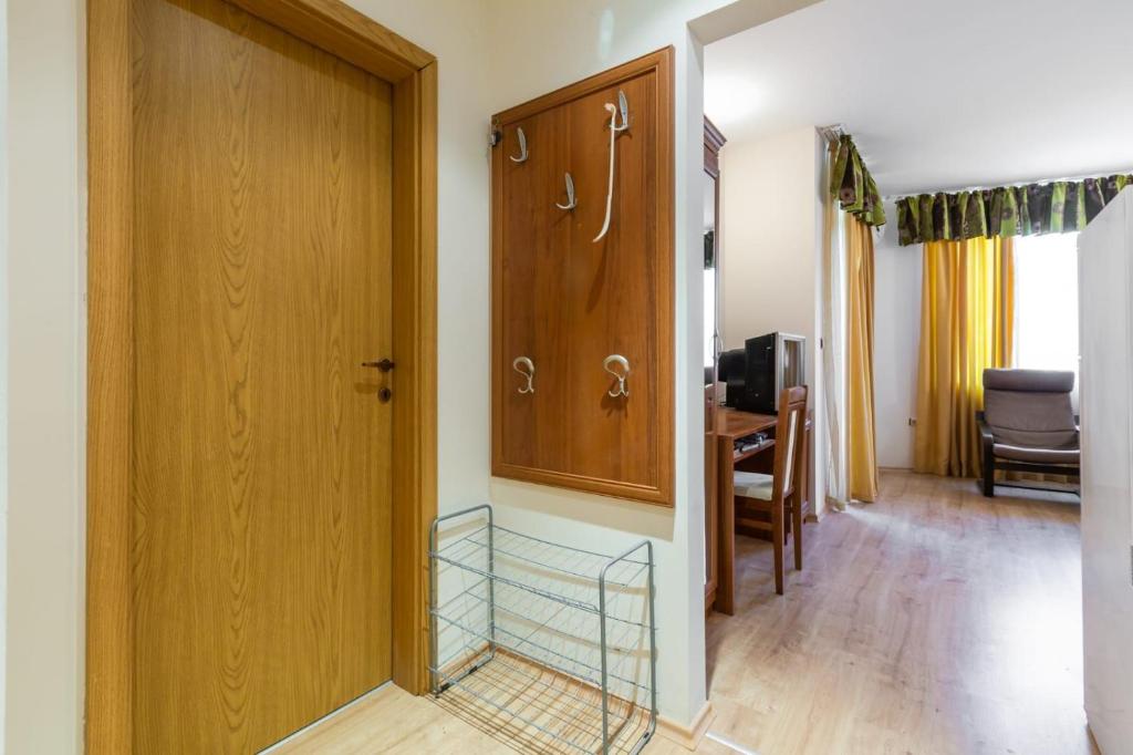 a room with a wooden door and a glass shelf at Avalon appartament da Lary in Sunny Beach