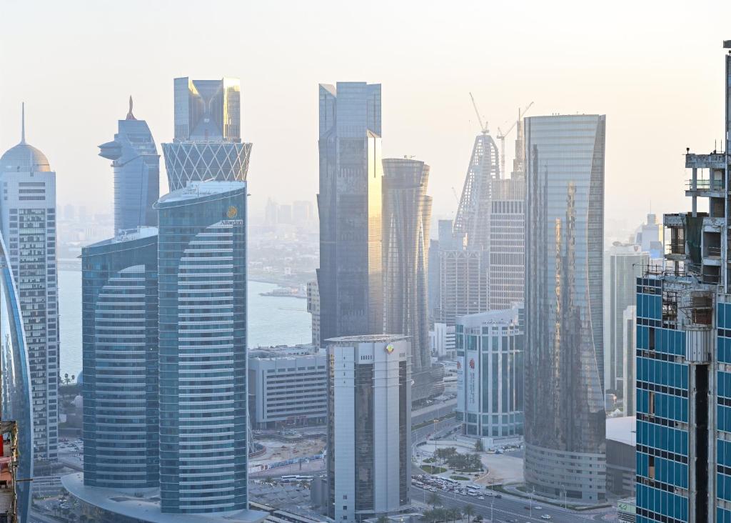 un grupo de edificios altos en una ciudad en Crowne Plaza Doha West Bay, an IHG Hotel, en Doha