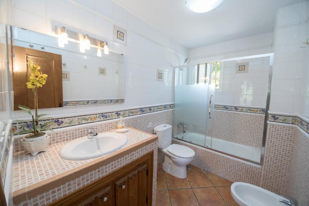 Koupelna v ubytování Villa las Tinajas Luxury