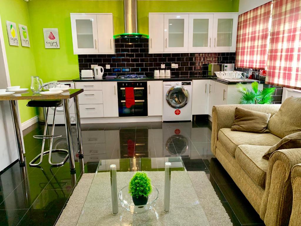 Dapur atau dapur kecil di London Luxury 2Bedrooms, Reception, Garden, Apartment