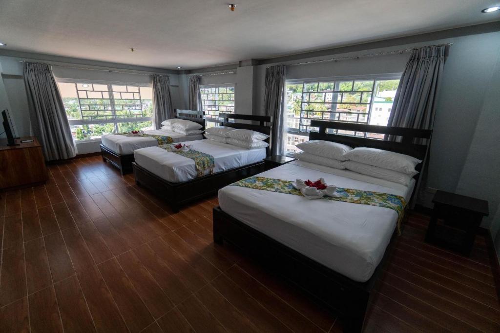 Postel nebo postele na pokoji v ubytování One Averee Bay Hotel
