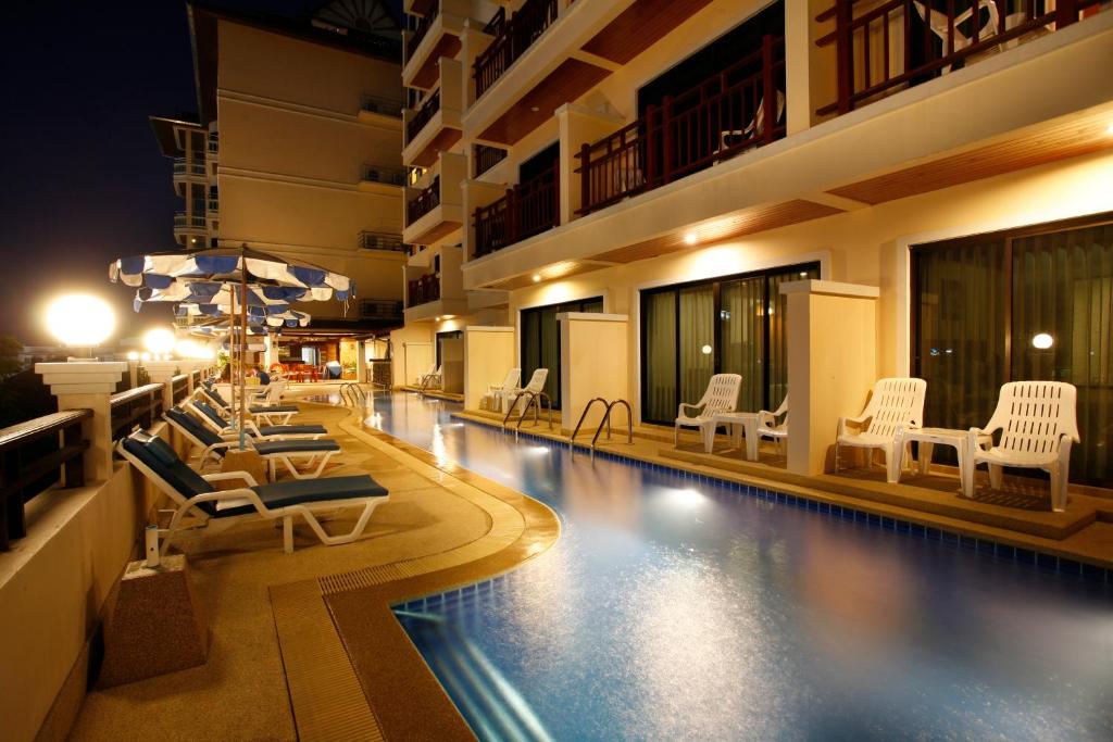 Bazén v ubytování Jiraporn Hill Resort nebo v jeho okolí