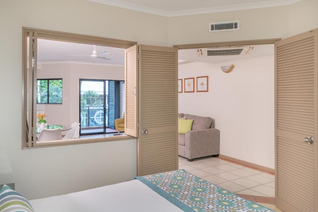 Postel nebo postele na pokoji v ubytování Regal Port Douglas
