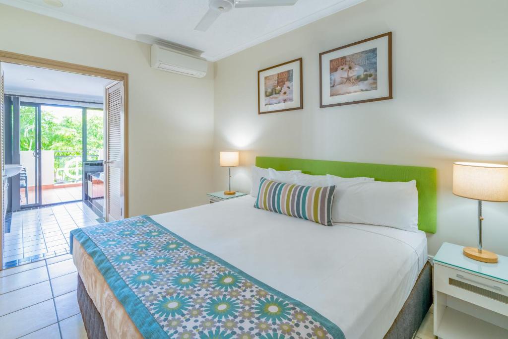 Postel nebo postele na pokoji v ubytování Regal Port Douglas