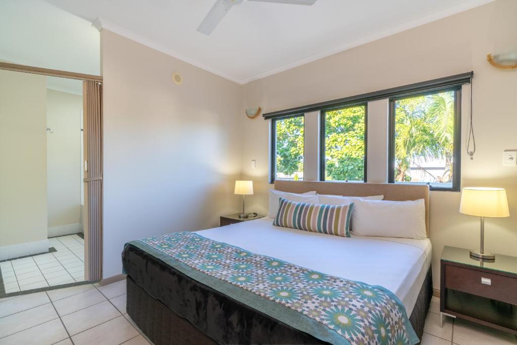 Postel nebo postele na pokoji v ubytování Regal Port Douglas