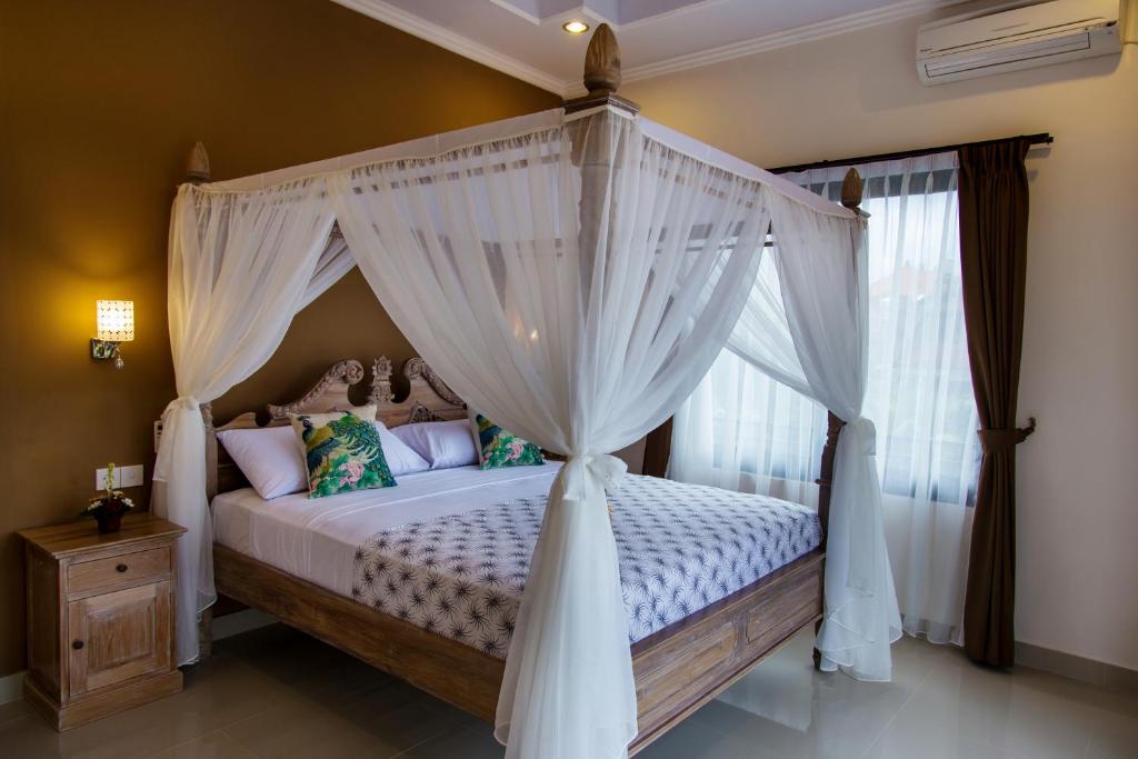 Postel nebo postele na pokoji v ubytování Warji House 1 Ubud Centre