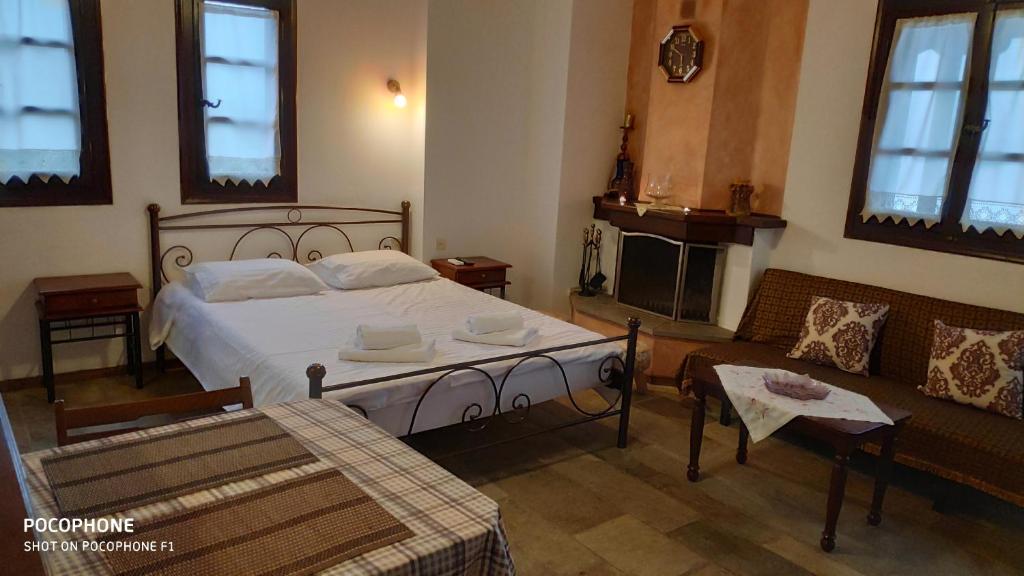 1 dormitorio con cama y sofá en Villa Belian 1, en Argalasti