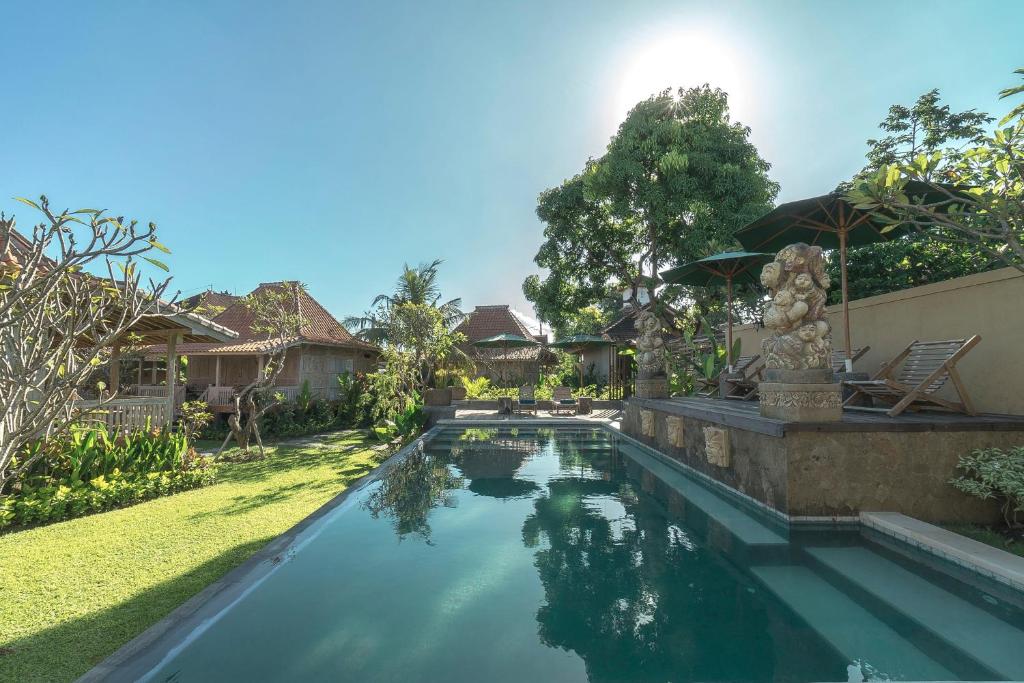 Swimming pool sa o malapit sa Kirani Joglo Villa Bali by Mahaputra